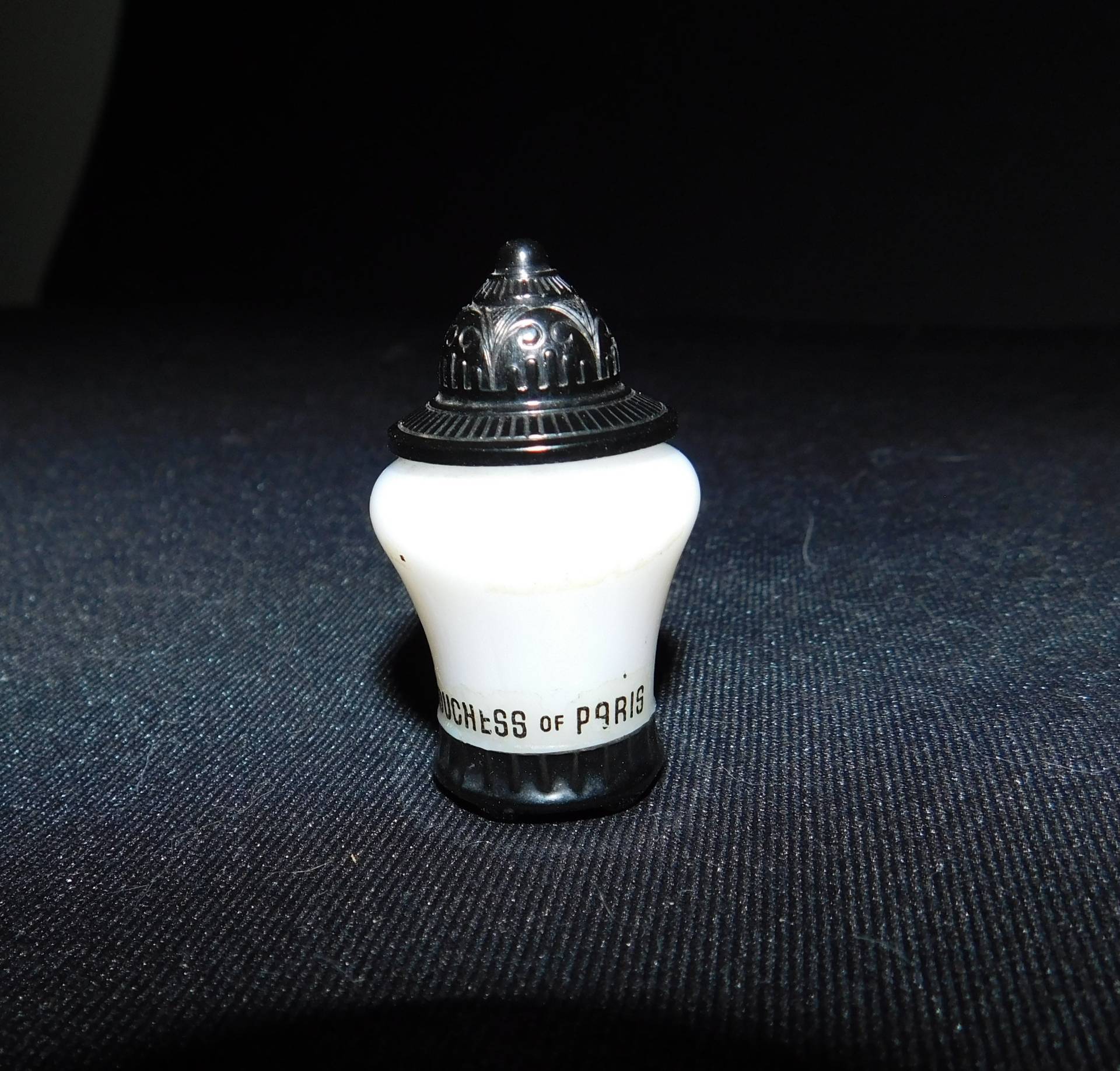 Vintage Duchess Of Paris Infatation Black & White Laterne Miniatur Parfüm Flasche - 1930Er Jahre Von Dustymillerantiques Vintage Duchess Of Paris Infatation Black & White Laterne Miniatur Parfüm Flasche - 1930Er Jahre Von Dustymillerantiques von DustyMillerAntiques