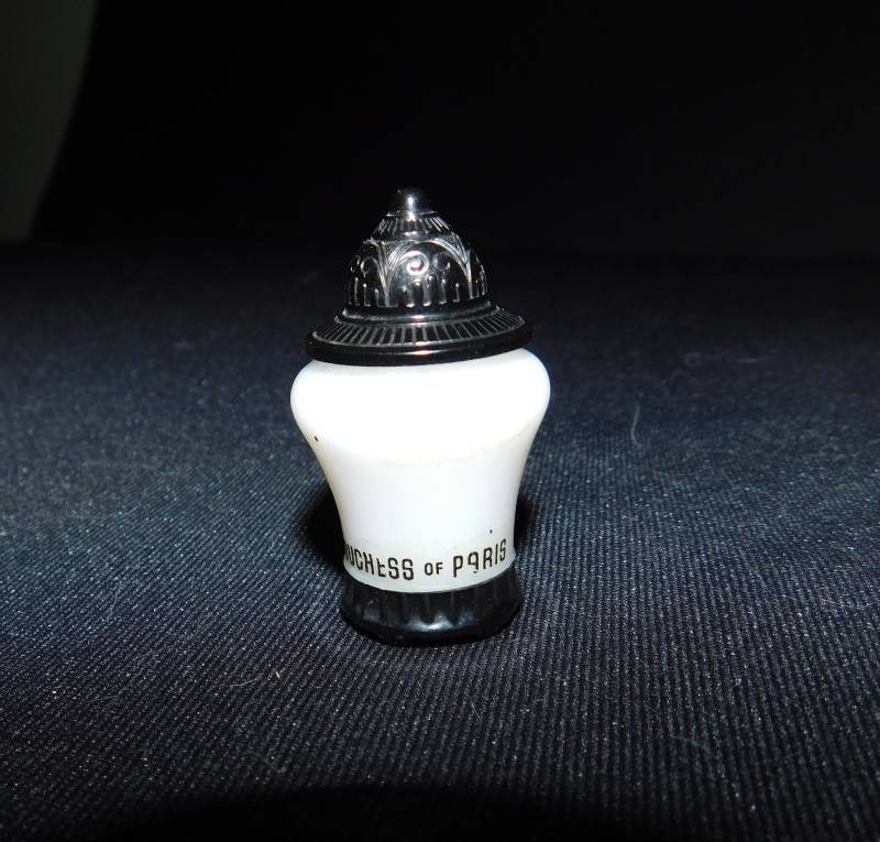 Vintage Duchess Of Paris Infatation Black & White Laterne Miniatur Parfüm Flasche - 1930Er Jahre Von Dustymillerantiques Vintage Duchess Of Paris Infatation Black & White Laterne Miniatur Parfüm Flasche - 1930Er Jahre Von Dustymillerantiques von DustyMillerAntiques