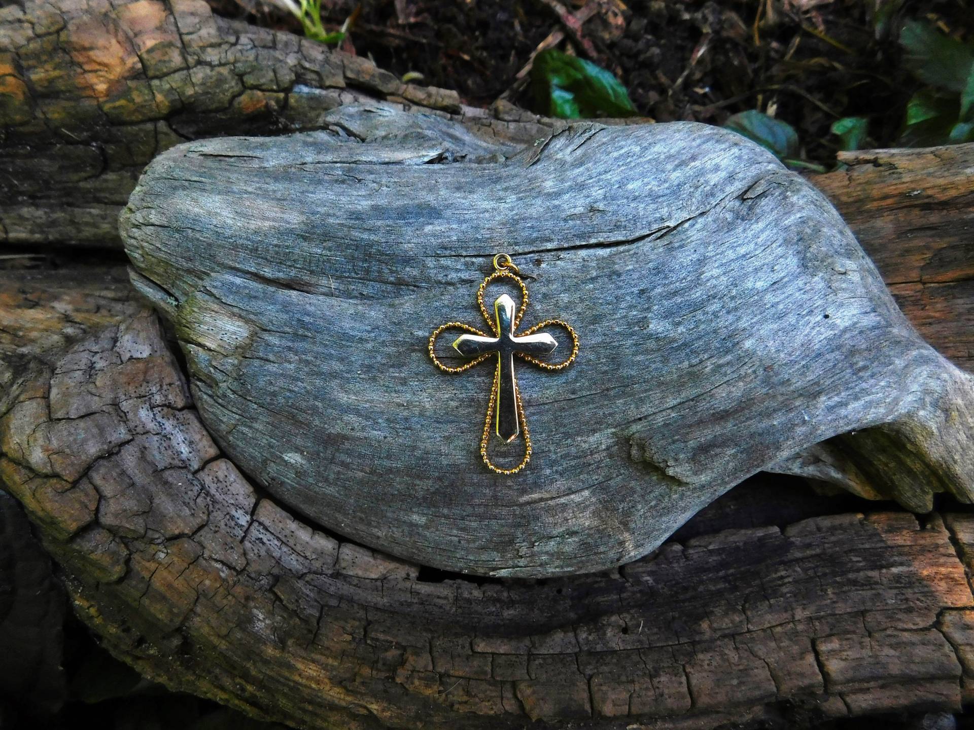 Vintage Gold Tone Silhouette Doppel Kreuz Anhänger - 1970's Von Dustymillerantiques Vintage Gold Tone Silhouette Doppel Kreuz Anhänger - 1970's Von Dustymillerantiques von DustyMillerAntiques