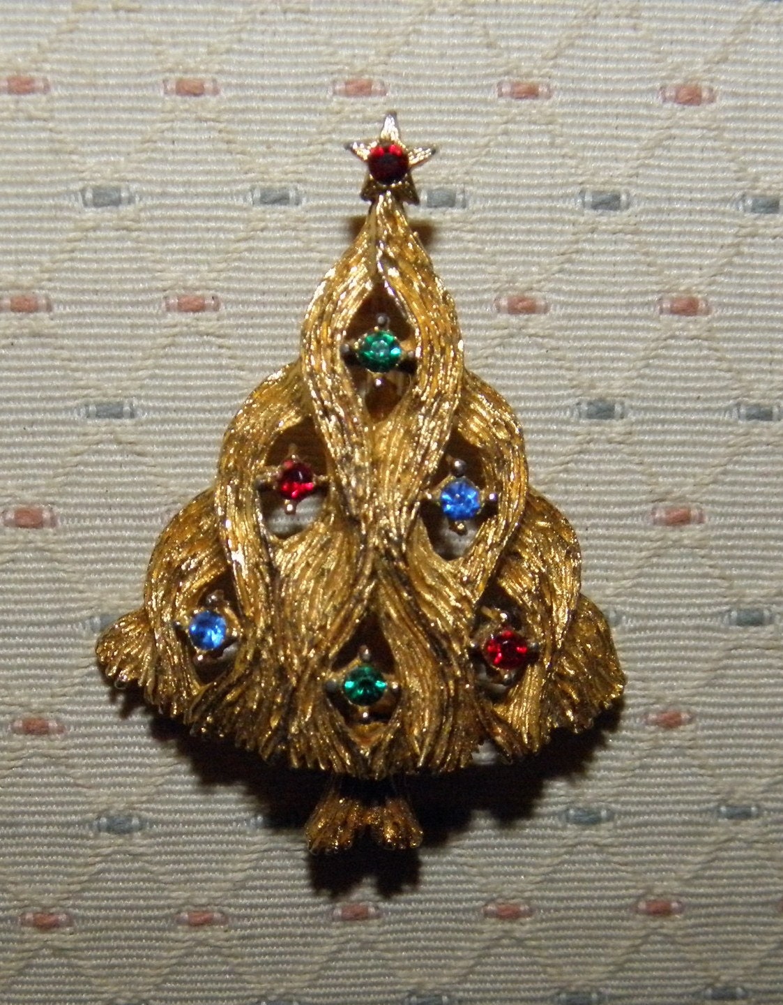 Vintage Jj Jonette Schmuck Gold Ton Strass Weihnachtsbaum Brosche - 1970S Von Dustymillerantiques Vintage Jj Jonette Schmuck Gold Ton Strass Weihnachtsbaum Brosche - 1970S Von Dustymillerantiques von DustyMillerAntiques