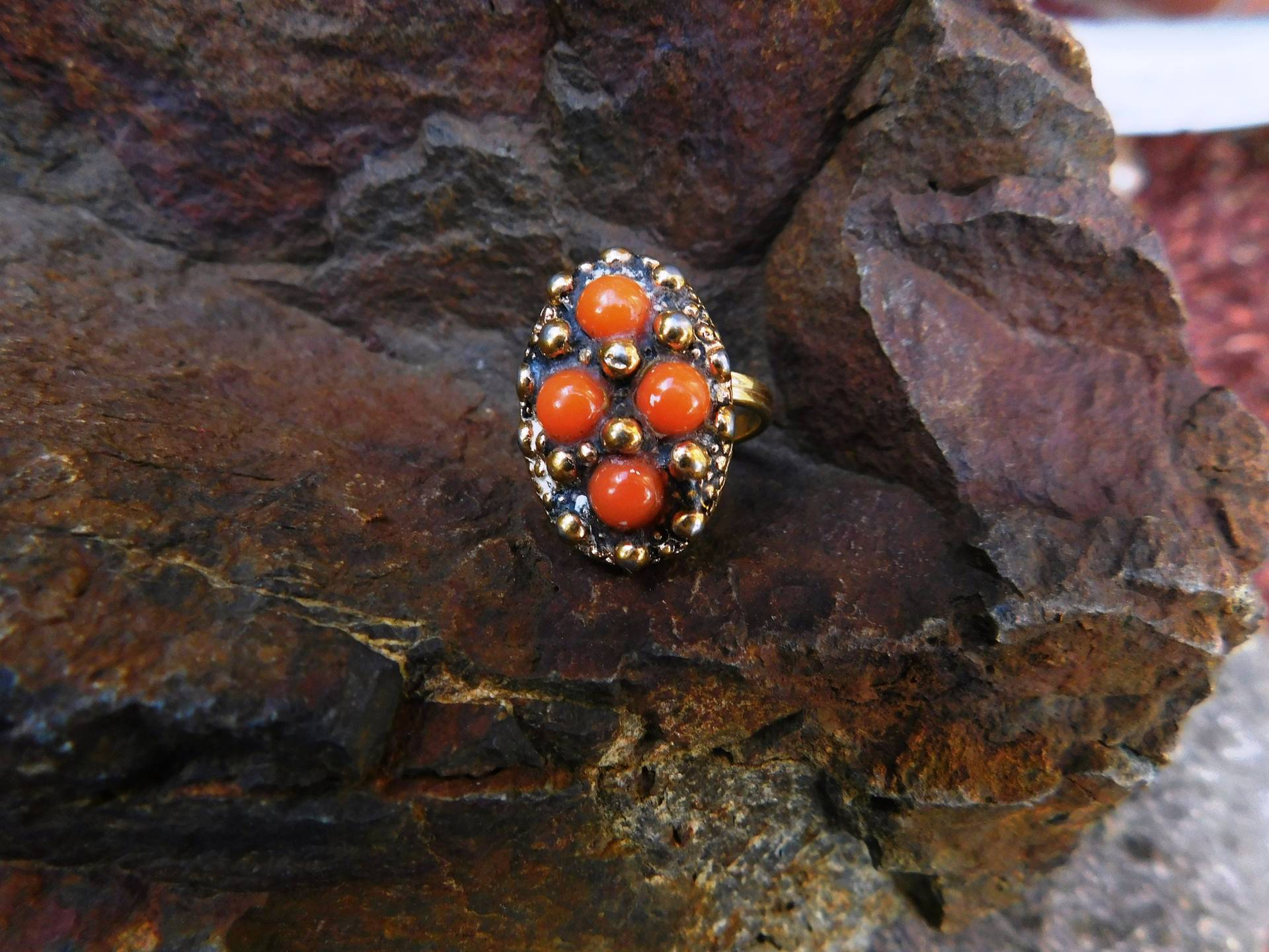 Vintage Sarah Coventry Faux Coral Gold Tone Verstellbarer Ring - 1970Er Jahre Von Dustymillerantiques Vintage Sarah Coventry Faux Coral Gold Tone Verstellbarer Ring - 1970Er Jahre Von Dustymillerantiques von DustyMillerAntiques