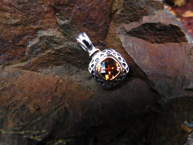 Vintage Silberfarbener Topas-stein-Halsband-Anhänger - Ca. 1990 Von Dustymillerantiques von DustyMillerAntiques