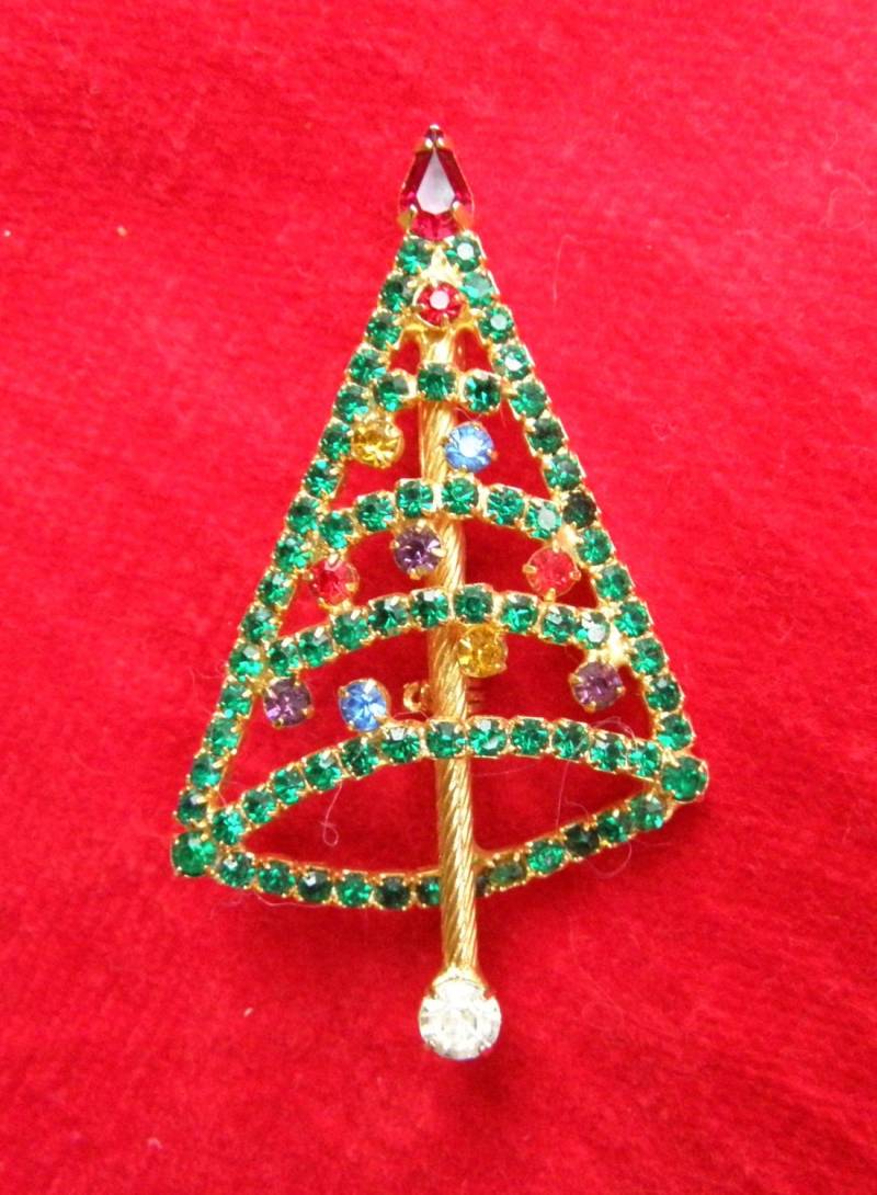 Vintage Stilisierte Goldfarbene Strass Weihnachtsbaum Brosche - Circa 1980 Von Dustymillerantiques von DustyMillerAntiques