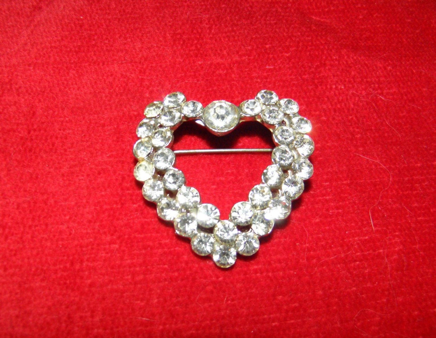 Vintage Strass Herz Brosche - Um 1960 Von Dustymillerantiques Vintage Strass Herz Brosche - Um 1960 Von Dustymillerantiques von DustyMillerAntiques