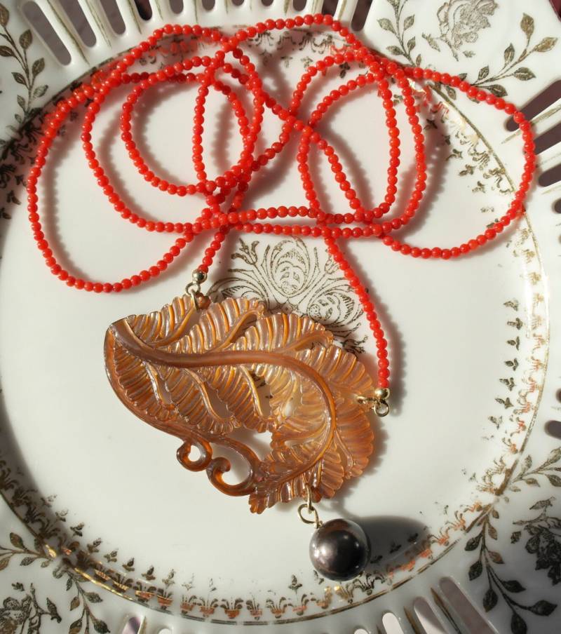 14 K Hand Geknotete Lange Halskette Roten Korallen Mit Großen Handgeschnitzten Blatt Anhänger Von Pearl Oyster Und Gold-Charme Big Black von DutchCreativity