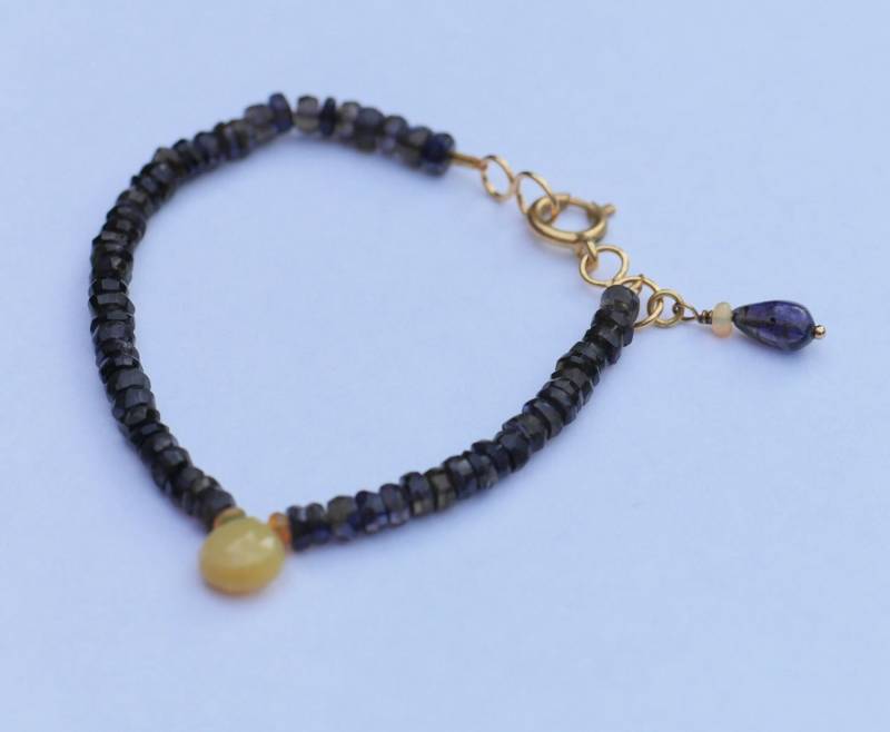 Edelstein-Armband Mit Facettierten Iolite, Opal Und Gold Vergoldet Spange Edelstein-Armband Mit Facettierten Iolite, Opal Und Gold Vergoldet Spange von DutchCreativity