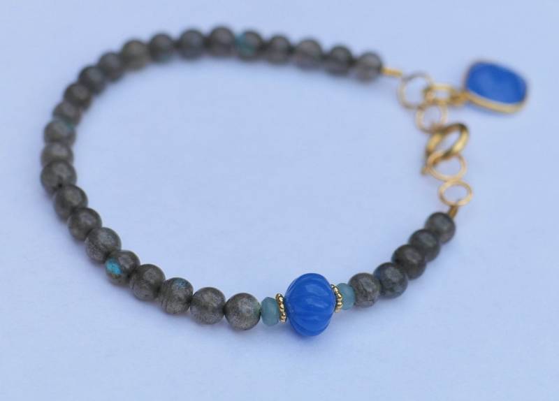 Edelsteinarmband Mit Rundem Labradorit, Chalcedon Im Kürbisschliff Und Anhänger Facettenschliff von DutchCreativity