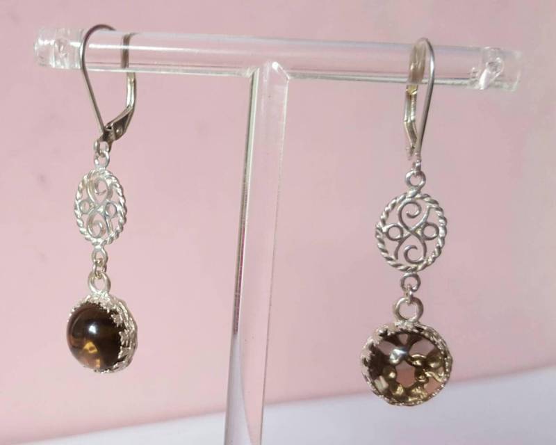 Lange Silberne Ohrringe Mit Großen Cabochon Schnitt Rauchquarz von DutchCreativity