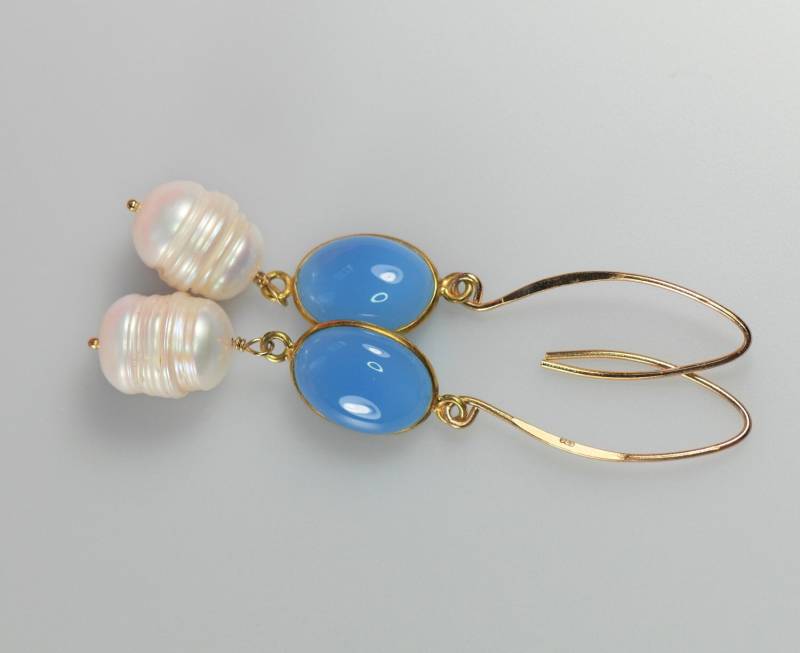 Vergoldeten Ohrringe Mit Blauen Chalcedon, Cabushon Schnitt Und Großen Weißen Perlen von DutchCreativity