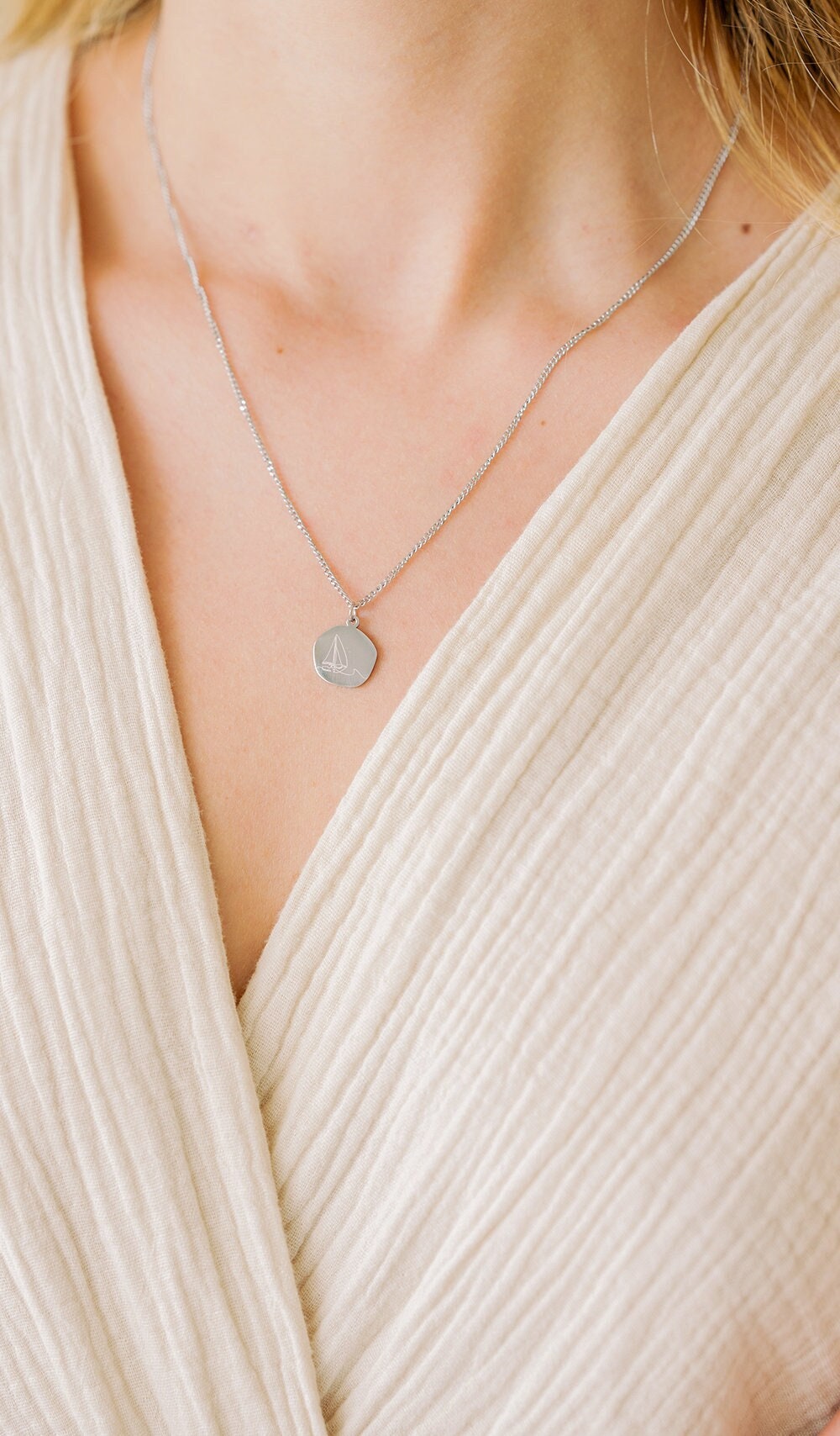 Segelboot Halskette | Boot-Charme-Halskette Ornament Auf Wasser Und Wellen Geschenk Für Sie Edelstahl, Edelstahl Gold Oder Silber von DutchJewelryCompany