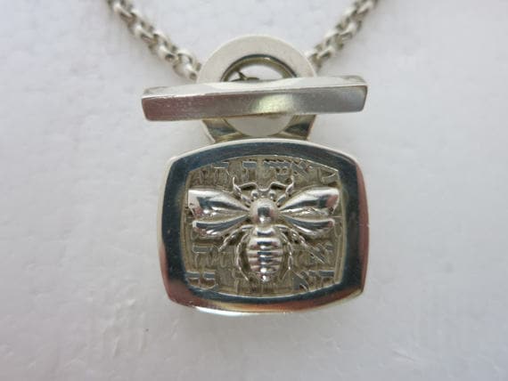 004 John 11 Sterling Silber Bienenanhänger Mit Knebelstange Kette 004 John 11 Sterling Silber Bienenanhänger Mit Knebelstange Kette von DvoraJewelry