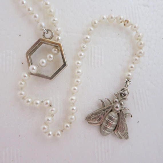 006 Sterling Silber Bee Lariat Mit Handgefädelten Süßwasserperlen 006 Sterling Silber Bee Lariat Mit Handgefädelten Süßwasserperlen von DvoraJewelry