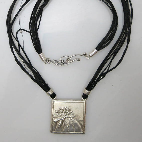 027 Sterling Silber Dvora Logo Halskette Mit Leder Und Satin Schnüre 027 Sterling Silber Dvora Logo Halskette Mit Leder Und Satin Schnüre von DvoraJewelry