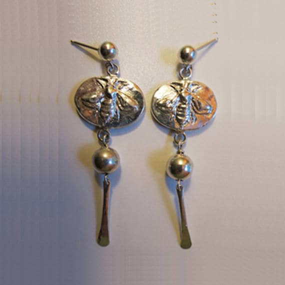 029 Sterlingsilber-Bienen-Ohrringe Mit Silberperle Und Gehämmertem Tropfen 029 Sterlingsilber-Bienen-Ohrringe Mit Silberperle Und Gehämmertem Tropfen von DvoraJewelry