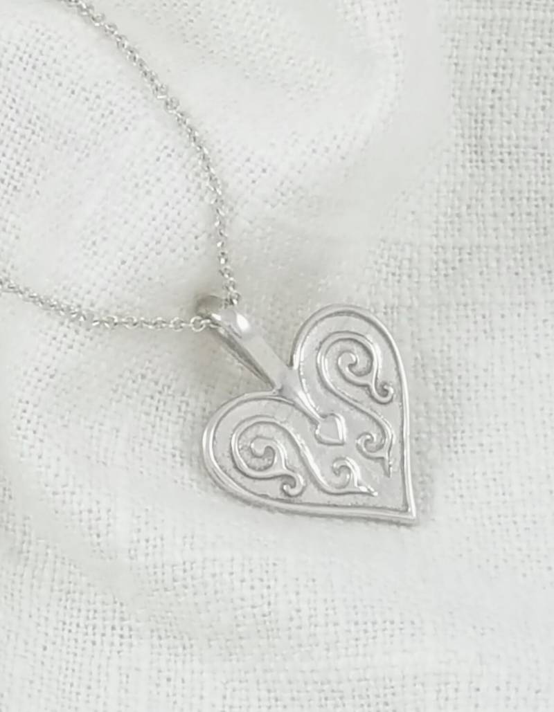 Handgearbeiteter Massiver Sterling Silber Herz Halskette Anhänger Handgearbeiteter Massiver Sterling Silber Herz Halskette Anhänger von Dwarvesong