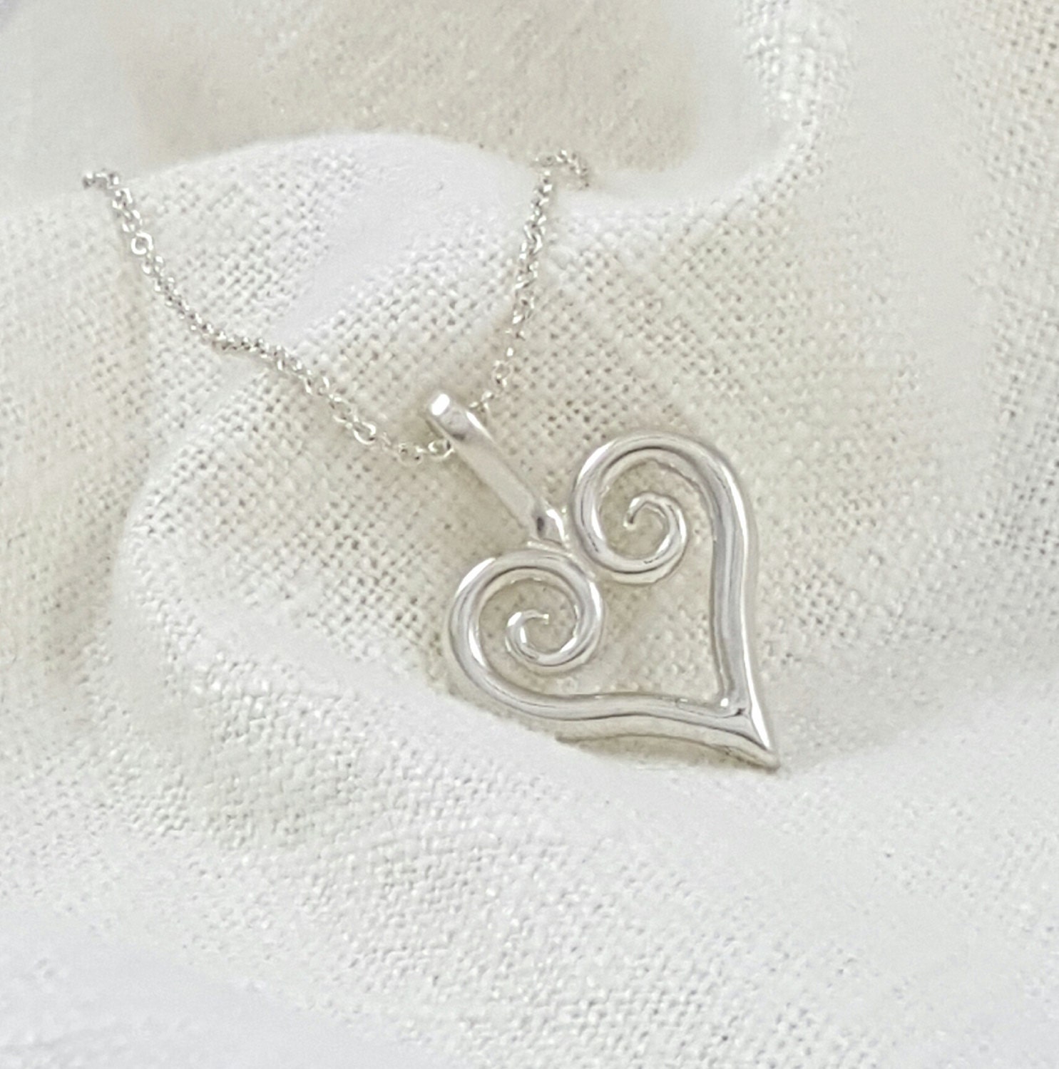 Handgearbeiteter Massiver Sterling Silber Schmiede Herz Halskette Anhänger Handgearbeiteter Massiver Sterling Silber Schmiede Herz Halskette Anhänger von Dwarvesong