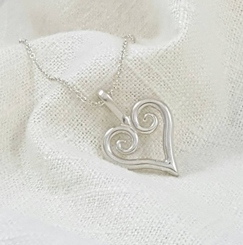 Handgearbeiteter Massiver Sterling Silber Schmiede Herz Halskette Anhänger Handgearbeiteter Massiver Sterling Silber Schmiede Herz Halskette Anhänger von Dwarvesong