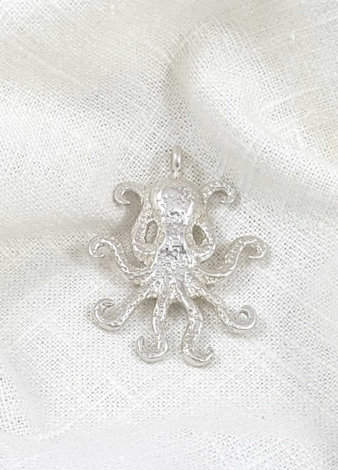 Handgefertigt Massive Sterling Silber Oktopus Halskette Anhänger Handgefertigt Massive Sterling Silber Oktopus Halskette Anhänger von Dwarvesong