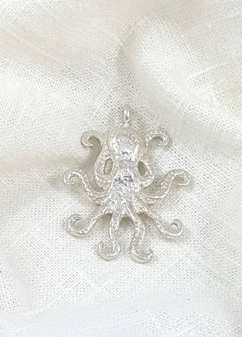 Handgefertigt Massive Sterling Silber Oktopus Halskette Anhänger Handgefertigt Massive Sterling Silber Oktopus Halskette Anhänger von Dwarvesong