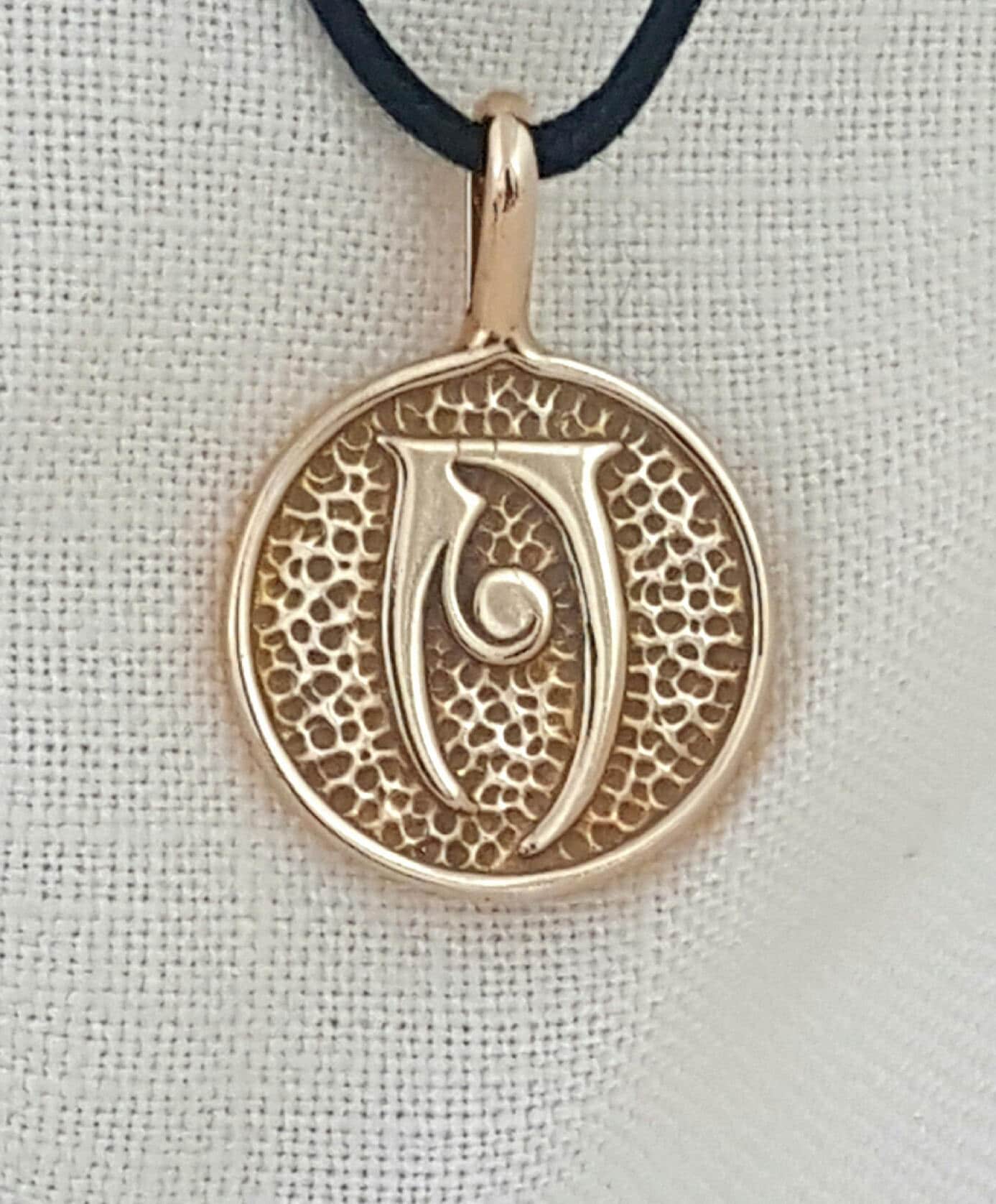 "Handgefertigte Antike Bronze Schule Der Beschwörung "Schule Beschwörungen" Magie Anhänger Inspiriert Von Skyrim Und Elder Schriftrollen." "Handgefertigte Antike Bronze Schule Der Beschwörung "Schule Beschwörungen" Magie Anhänger Inspiriert Von Skyrim Und Elder Schriftrollen." von Dwarvesong