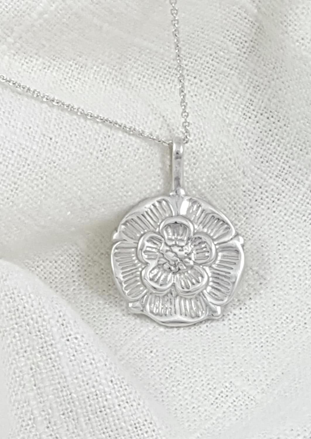 Handgefertigter Massiver Sterling Silber Tudor Rose Halsketten-Anhänger Handgefertigter Massiver Sterling Silber Tudor Rose Halsketten-Anhänger von Dwarvesong