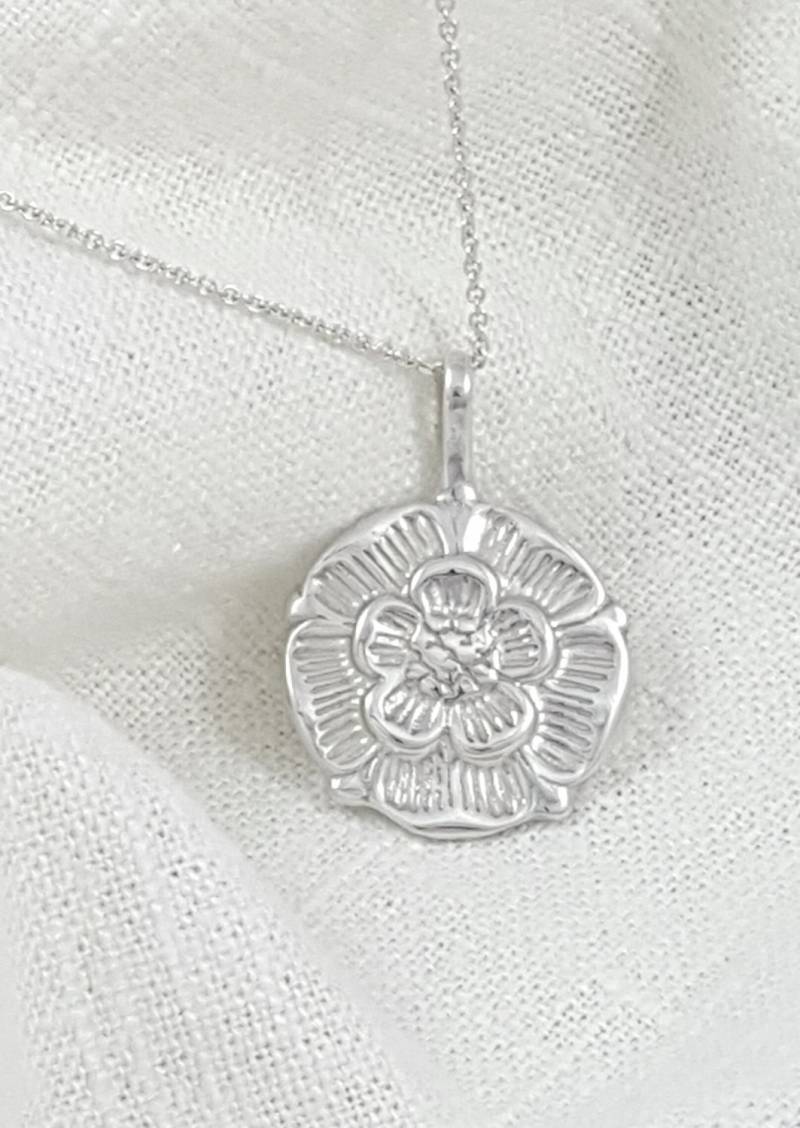 Handgefertigter Massiver Sterling Silber Tudor Rose Halsketten-Anhänger Handgefertigter Massiver Sterling Silber Tudor Rose Halsketten-Anhänger von Dwarvesong