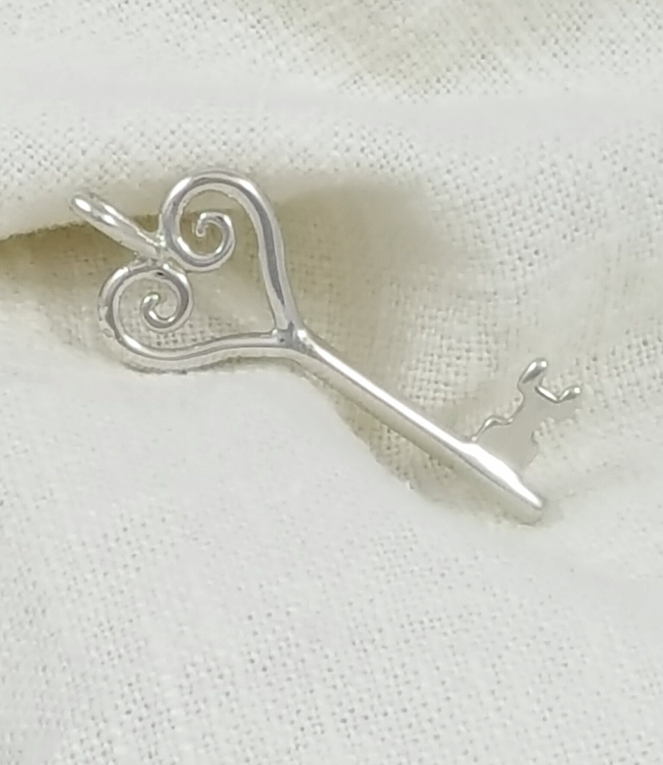 Handgemachter Massiver Sterling Silber Schlüssel Zum Herz Halskette Anhänger Handgemachter Massiver Sterling Silber Schlüssel Zum Herz Halskette Anhänger von Dwarvesong
