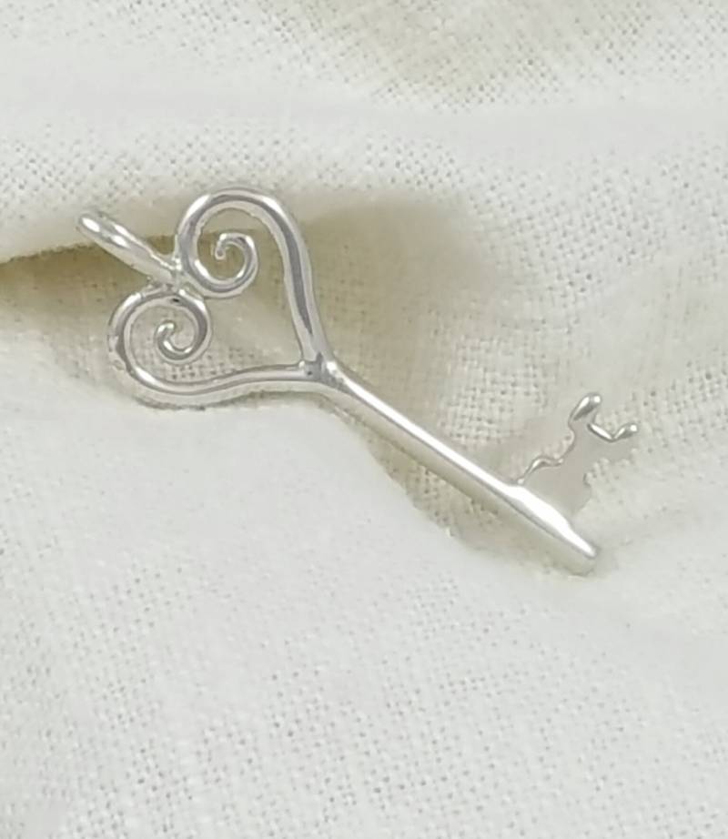 Handgemachter Massiver Sterling Silber Schlüssel Zum Herz Halskette Anhänger Handgemachter Massiver Sterling Silber Schlüssel Zum Herz Halskette Anhänger von Dwarvesong