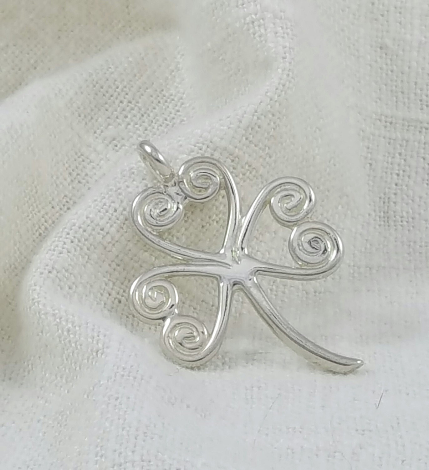 Handgemachter Massiver Sterling Silber Shamrock Halskette Anhänger Handgemachter Massiver Sterling Silber Shamrock Halskette Anhänger von Dwarvesong