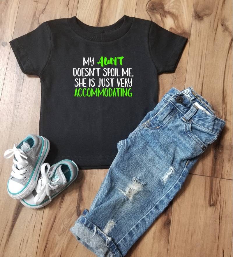 Meine Tante Hat Nicht Verderben Mir Sie Ist Einfach Sehr Entgegenkommend Kleinkind Shirt von DxSDesigns