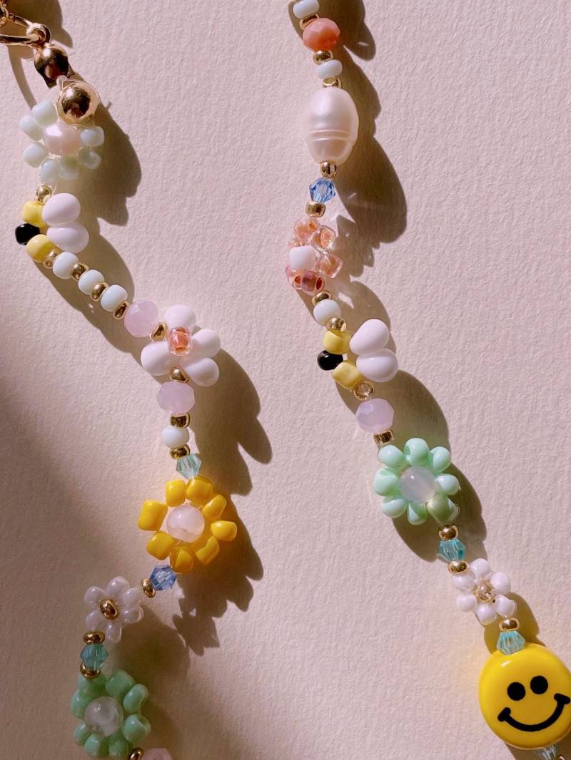 Bunte Brillenkette Mit Blumen & Smile-Perle - Handgemachtes Brillenband Im Boho-stil, Perfektes Sommeraccessoire von Dygemstudio