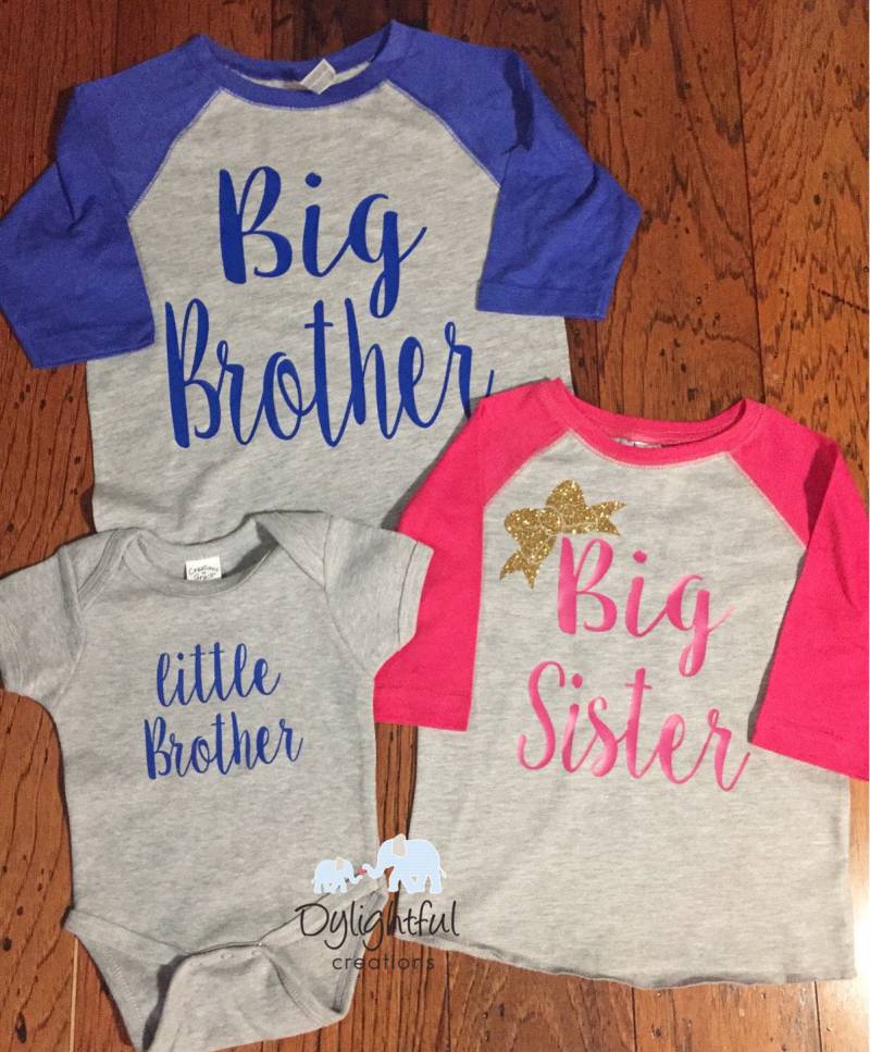 Große Bruder Große Schwester Kleiner Passende Geschwister Raglans Babyparty Mit Namen Auf Der Rückseite & Nummer Schwangerschaftsmitteilung Große Bruder Große Schwester Kleiner Passende Geschwister Raglans Babyparty Mit Namen Auf Der Rückseite & Nummer Schwangerschaftsmitteilung von DylightfulCreations