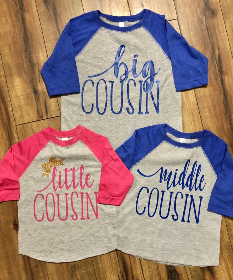 Große Mittlere Und Kleine Cousine Passenden Blauen Rosa Raglans Ideal Für Familienmitteilung Schwangerschaft Annoucement Babypartygeschenk Große Mittlere Und Kleine Cousine Passenden Blauen Rosa Raglans Ideal Für Familienmitteilung Schwangerschaft Annoucement Babypartygeschenk von DylightfulCreations