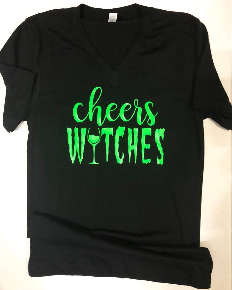 Womens Prost Hexen V-Ausschnitt Schwarzes Shirt Mit Neongrüner Schrift Halloween Halloween-Shirt Trick-Or-Treat-Hexen Womens Prost Hexen V-Ausschnitt Schwarzes Shirt Mit Neongrüner Schrift Halloween Halloween-Shirt Trick-Or-Treat-Hexen von DylightfulCreations