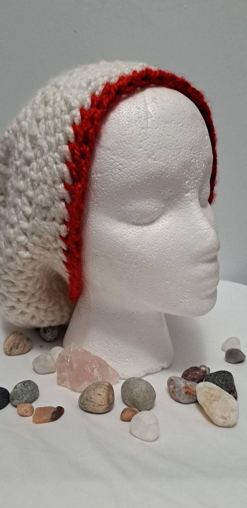Auf Der Roten Linie Superweiche in Weiß Und Rot Gehäkelte Mütze Auf Der Roten Linie Superweiche in Weiß Und Rot Gehäkelte Mütze von DysAndNicey