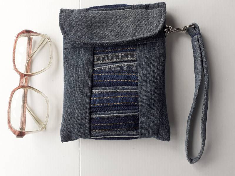 Handgemachtes Denim Patchwork Brillenetui Gesteppt & Gepolstert Handgemachtes Denim Patchwork Brillenetui Gesteppt & Gepolstert von DzintrasPatchworkArt