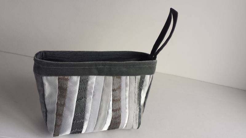 Handgenähte Patchwork Kosmetiktasche Gesteppte Reisetasche von DzintrasPatchworkArt