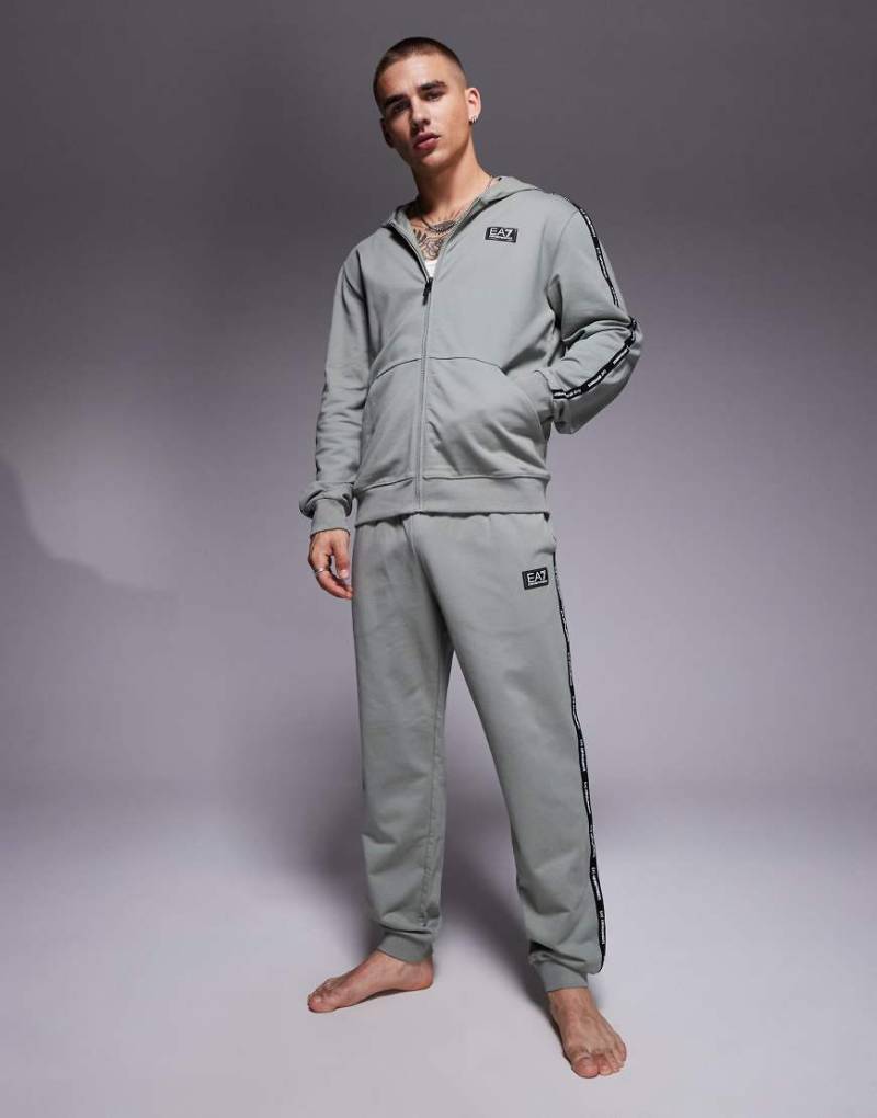 Armani - EA7 - Jogginghose in Salbeigrün mit Bündchen und Logo-Zierstreifen, Kombiteil von EA7