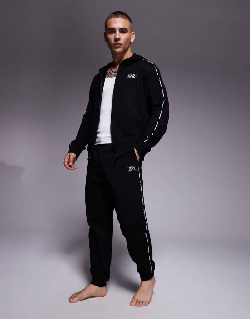 Armani - EA7 - Jogginghose in Schwarz mit Bündchen und Logo-Zierstreifen, Kombiteil von EA7