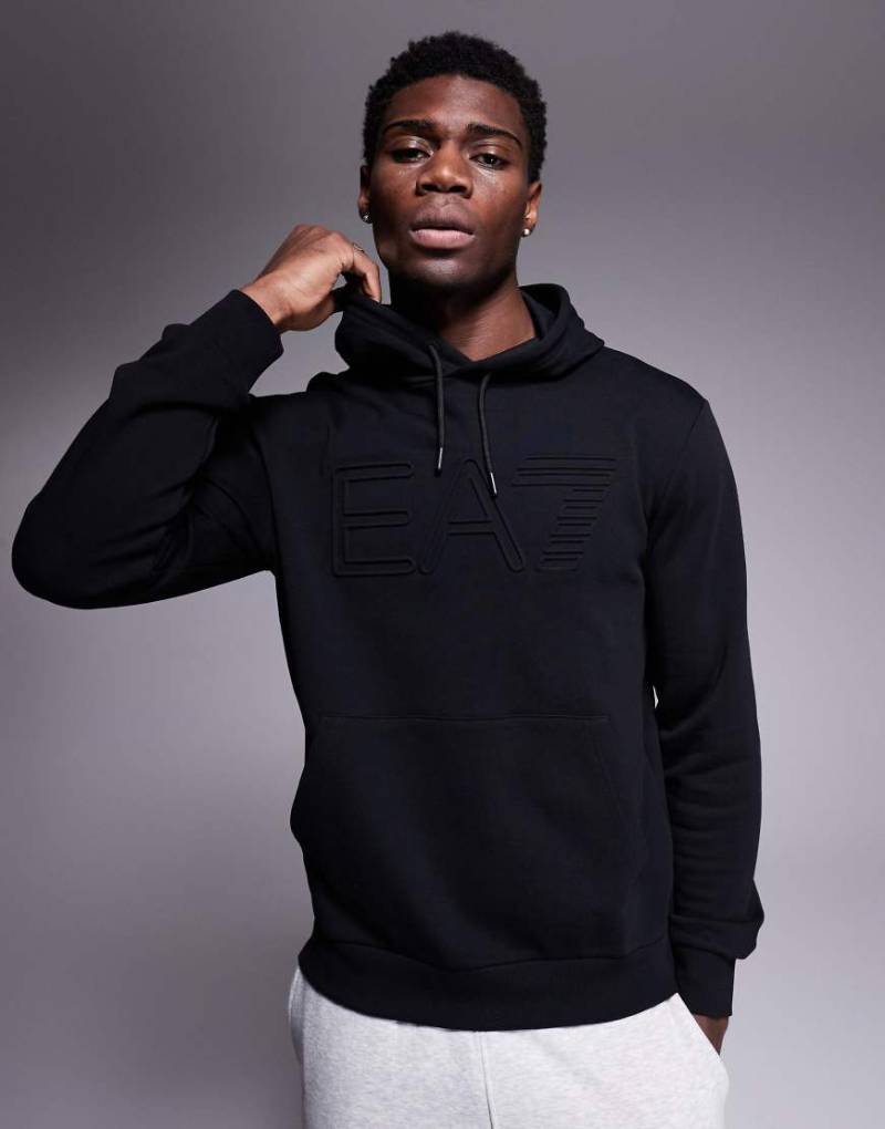 Armani - EA7 - Kapuzenpullover in Schwarz mit mittigem geprägtem Logo von EA7