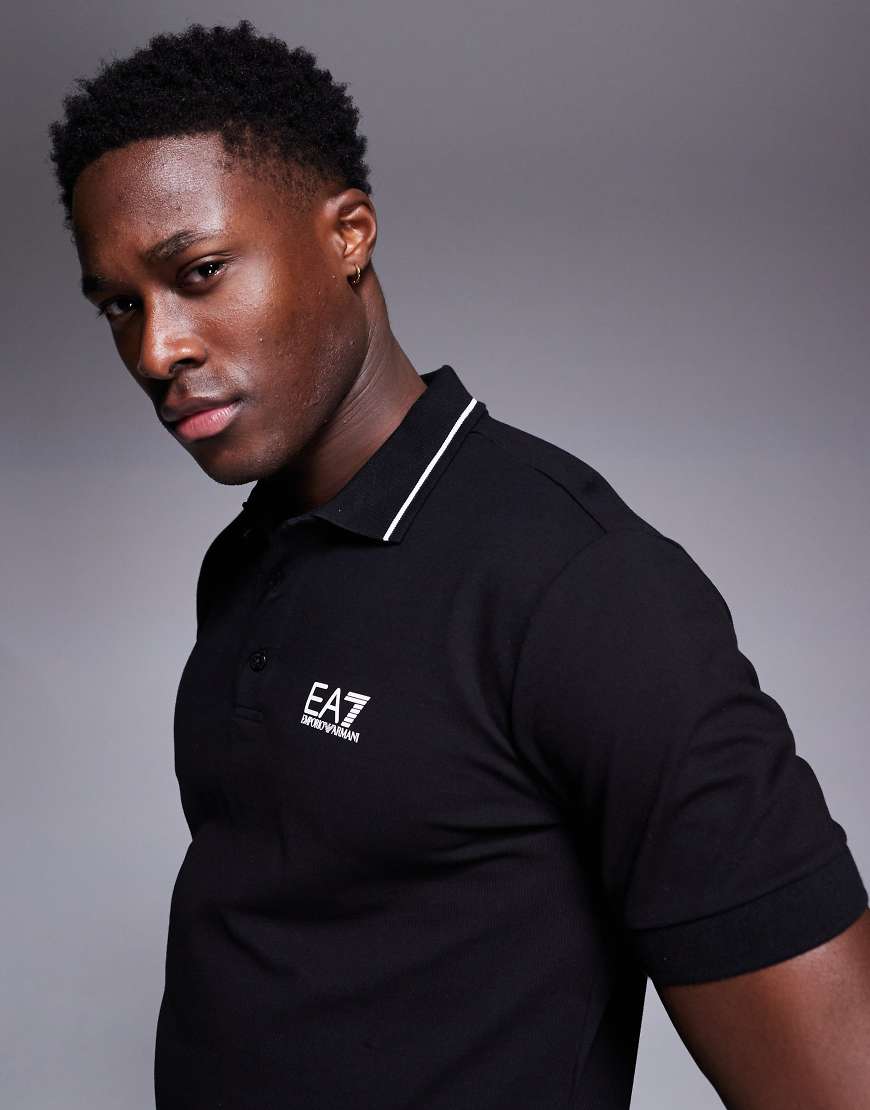 Armani - EA7 - Kurzärmliges Polohemd in Schwarz mit Zierstreifen und Logo von EA7