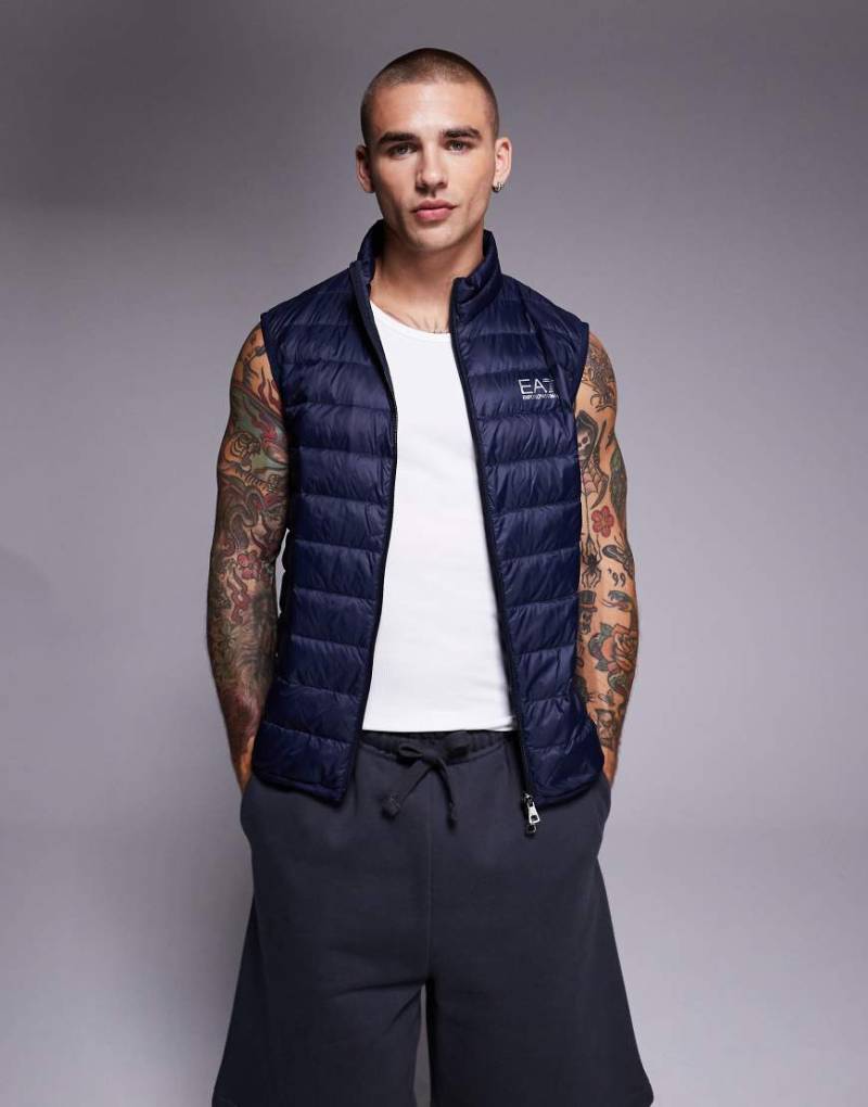 Armani - EA7 - Leichte, wattierte Weste in Marineblau Armani - EA7 - Leichte, wattierte Weste in Marineblau von EA7