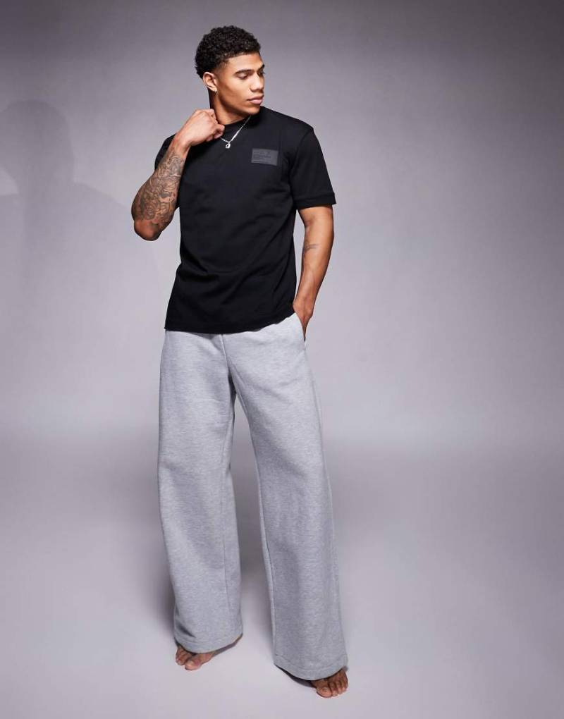 Armani - EA7 - Oversize-T-Shirt in Schwarz mit Logo-Aufnäher von EA7