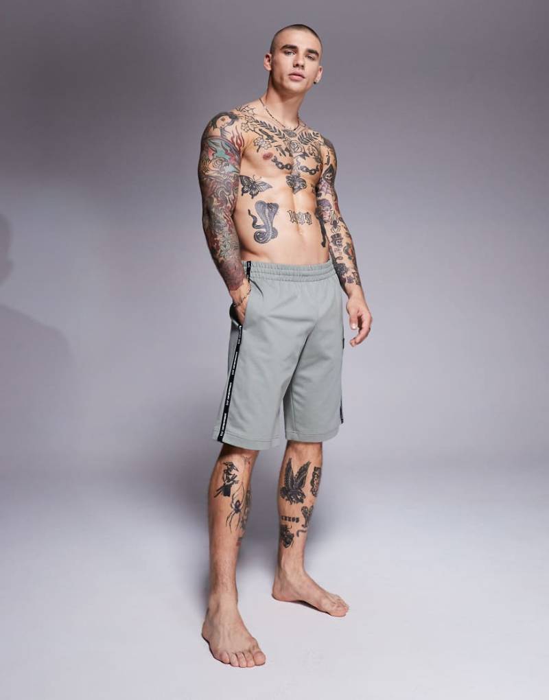 Armani - EA7 - Sweat-Shorts in Salbeigrün mit Bündchen und Logo-Zierstreifen von EA7