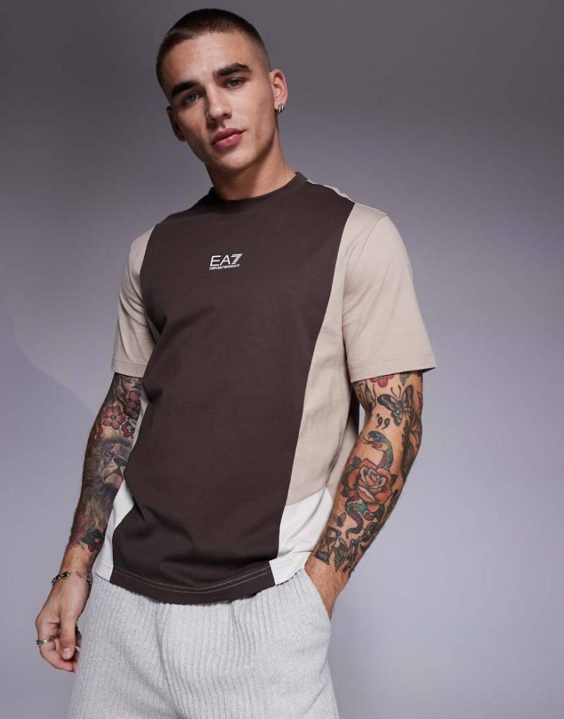 Armani - EA7 - T-Shirt in Braun mit Blockfarben-Design und mittigem Logo von EA7
