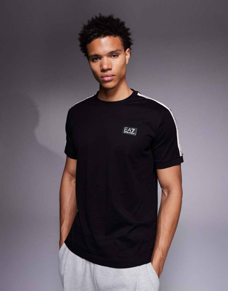 Armani - EA7 - T-Shirt in Schwarz mit Logo-Zierband von EA7