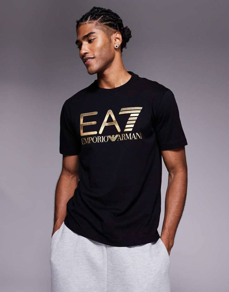 Armani - EA7 - T-Shirt in Schwarz mit goldenem Logo von EA7
