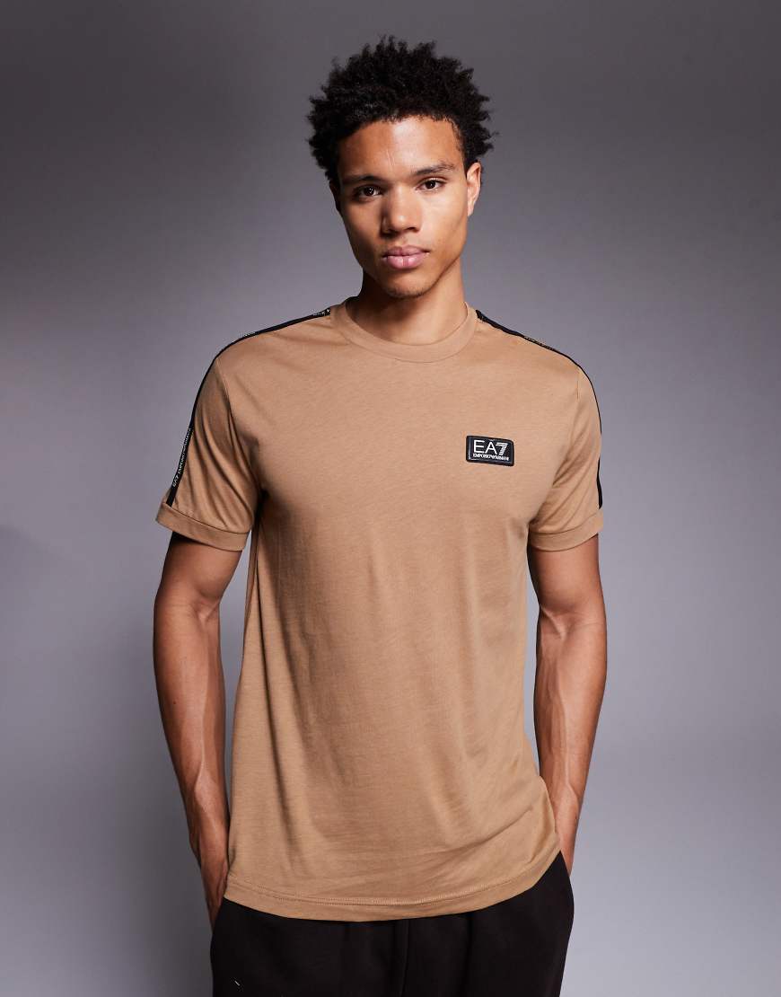 Armani - EA7 - T-Shirt in dunklem Steinbeige mit Logo-Zierband-Neutral von EA7