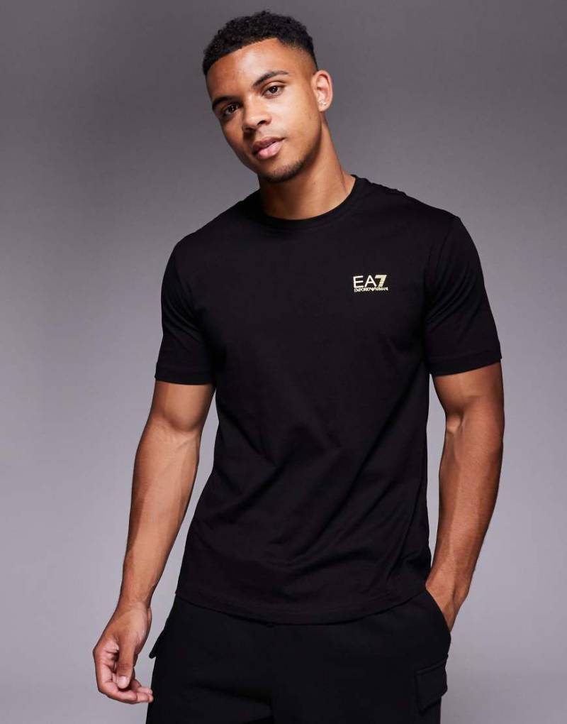 Armani - EA7 - T-Shirt mit kleinem Logo in Schwarz von EA7