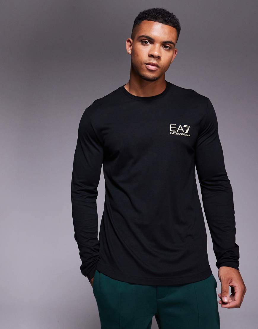 Armani - Langärmliges T-Shirt in Schwarz mit kleinem goldfarbenem „EA7"-Markenlogo von EA7